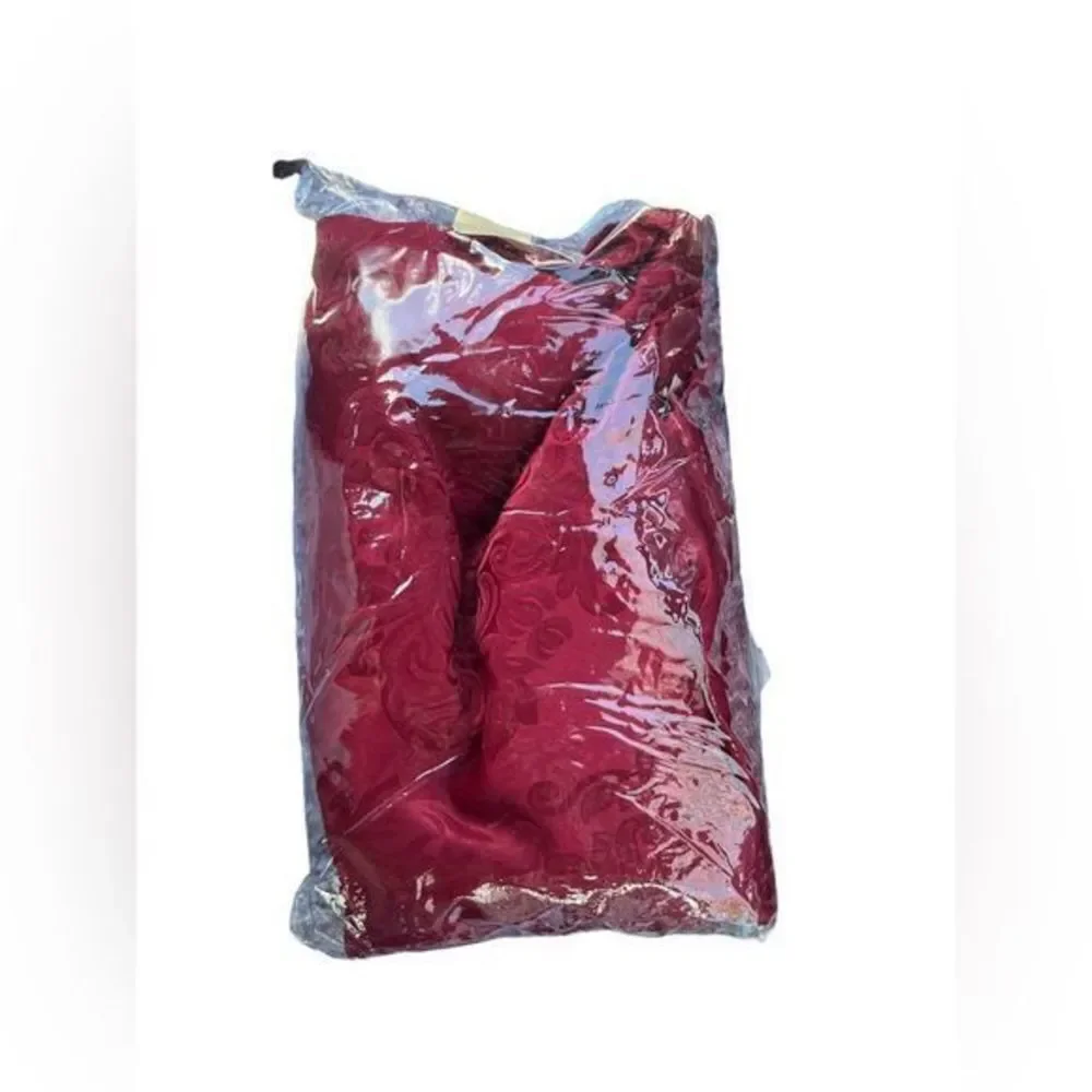 Saro Lifestyle Oblong Tablecloth in Burgundy